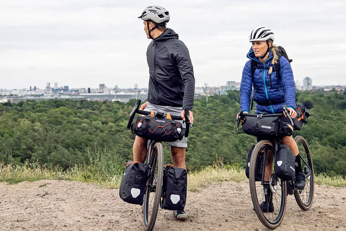 Titelseite -Sram Verkäufe Ortlieb bikepacking updates new lightweight waterproof packs for any adventure front views loaded